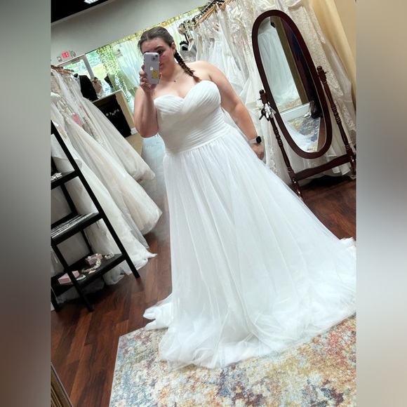 BRAND NEW WEDDING DRESS - UNALTERED - Picture 4 of 4